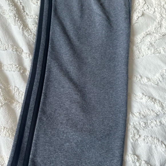 Men’s Adidas Essentials 3-Stripes Fleece Sweatpants in Gray Charcoal Size Medium - Picture 2 of 7